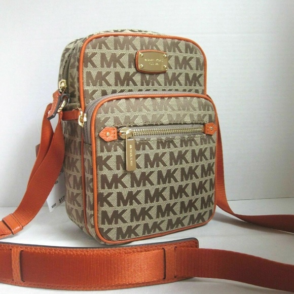 Michael Kors Bedford Messenger Crossbody Bag - Picture 2 of 7